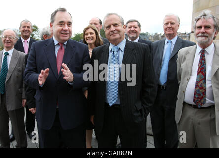 Der schottische erste Minister Alex Salmond spricht vor dem ersten Treffen der Gruppe heute in Edinburgh mit dem Vorsitzenden des Wirtschaftsberaters Sir George Mathewson. Stockfoto