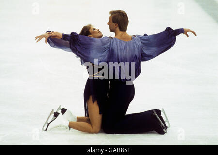 Schlittschuhlauf - Olympische Winterspiele - Sarajevo 1984. Die Briten Jayne Torvill und Christopher Dean führen ihre Goldmedaillengewinnerroutine „Bolero“ durch. Stockfoto