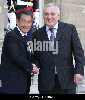 Taoiseach Bertie Ahern im Bild mit dem französischen Präsidenten Nicolas Sarkozy in Paris für den knirschigen Irland-Frankreich Rugby-Weltcup-Kampf. Stockfoto