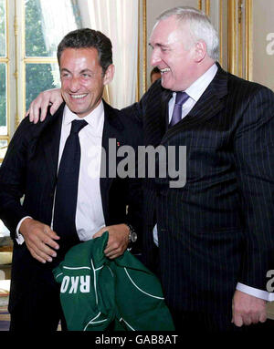 Taoiseach Bertie Ahern im Bild mit dem französischen Präsidenten Nicolas Sarkozy in Paris für den knirschigen Irland-Frankreich Rugby-Weltcup-Kampf. Stockfoto