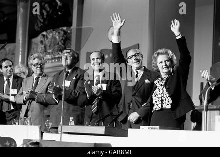Premierministerin Margaret Thatcher und Ehemann Denis winken zu Delkegates, die ihr nach ihrer Rede Standing Ovations gaben. Stockfoto