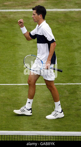 Der britische Tim Henman ist auf dem Weg, den kroatischen Roko Karanusic am ersten Tag des Davis Cup World Group Play-off im All England Club in Wimbledon zu schlagen. Stockfoto