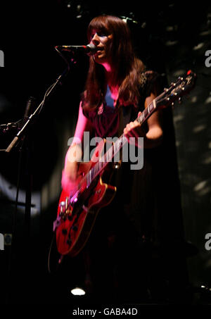 Feist live im Konzert im Shepherds Bush Empire in West London. Stockfoto