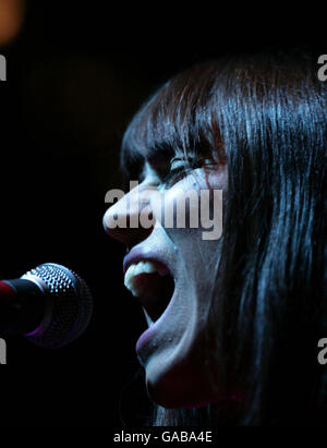 Feist in concert - London. Feist tritt live im Konzert im Shepherds Bush Empire im Westen Londons auf. Stockfoto