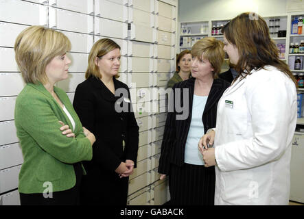 Nicola Sturgeon besucht Lloyds Pharmacy Stockfoto