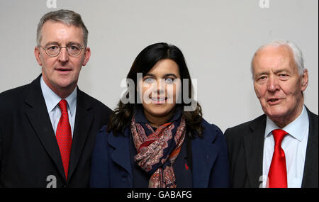 Emily Benn mit ihrem Großvater, dem ehemaligen Labour-Abgeordneten Tony Benn (rechts) und ihrem Onkel, Umweltministerin Hilary Benn, während der Labour Party Konferenz 2007 im Bournemouth International Centre, Dorset. Stockfoto