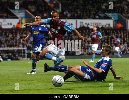 Fußball - Carling Cup - Dritte Runde - Aston Villa / Leicester City - Villa Park. Gabriel Agbonlahor von Aston Villa wird von Gareth McAuley von Leicester City angegangen Stockfoto