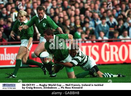 06-Okt-91, Rugby World Cup, Neil Francis, Irland wird von Craig Brown, Simbabwe, angegangen Stockfoto