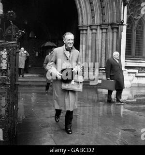 Herr Ian Fleming, Schöpfer des Geheimdienstagenten James Bond, im Bild heute (Donnerstag) während der Mittagsvertagung der Anhörung vor dem Obersten Gerichtshof, in der er wegen angeblicher Urheberrechtsverletzung angeklagt wird. Die Anschuldigung betrifft seinen Roman „Thunderball“ Stockfoto