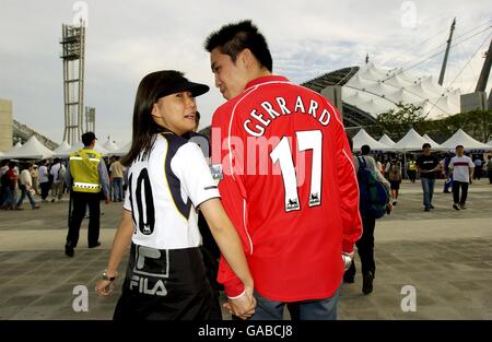 Zwei koreanische Fans mit Michael Owen und Steven Gerrard Liverpool Shirts gehen an das Jeju World Cup Stadium für die Spiel Südkorea gegen England Stockfoto