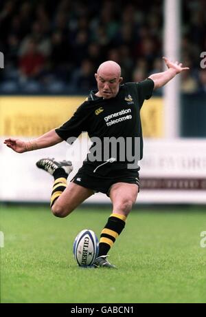 Rugby Union - Zürcher Meisterschaft - Viertelfinale - Verkauf Sharks gegen London Wesps. Phil Greening von London Wasps startet eine Konvertierung. Stockfoto