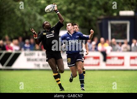 Rugby Union - Zürcher Meisterschaft - Viertelfinale - Verkauf Sharks gegen London Wesps. Sale Charlie Hodgson (r) von Sharks kämpft mit Martin Offiah von London Wesps um den Ball.(l) Stockfoto