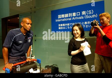 Ein müder Trevor Sinclair, der am Kansai International Airport, Osaka, Japan ankommt, nachdem er nach der Verletzung von Danny Murphy in die englische Mannschaft zurückgerufen wurde Stockfoto