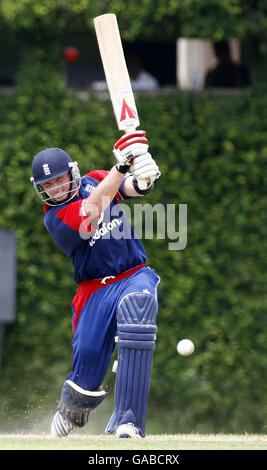 Englands Ian Bell trifft sich während eines Aufwärmkampfs im P.Saravanamuttu Stadium, Colombo, Sri Lanka. Stockfoto