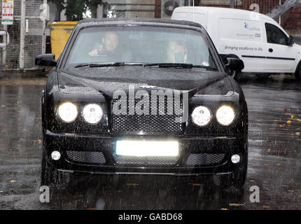 BITTE BEACHTEN SIE, DASS DAS NUMMERNSCHILD VOM FOTOGRAFEN OBSURED WAR. David Beckham und seine Frau Victoria verlassen das London Chest Hospital in Bethnal Green, nachdem sie Ted Beckham besucht hatten, der vor zwei Tagen einen Herzinfarkt erlitten hatte. Stockfoto