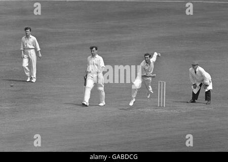 Derek Shackleton aus Hampshire, Bowling während Middlesex's zweiten Innings. Stockfoto