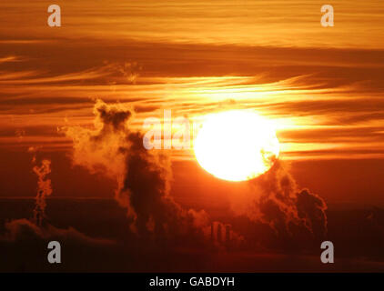 Abgebildet ist der Sonnenaufgang über der Raffinerie INEOS Grangemouth. Grangemouth liegt in der Nähe des Firth of Forth und hat seinen Ursprung im Jahr 1924 und bis zum Zweiten Weltkrieg rund 400,000 Tonnen Rohöl verarbeitet. Das North Sea Forties Pipeline System endet an der Raffinerie und überschüssiges Rohöl wird über Pipeline an ein Tanker-Verladeterminal auf der Forth exportiert. Rohöl kommt auch über eine 58 Meilen lange Pipeline vom Finnart Ocean Terminal in die Raffinerie, die bis zu 324,000 Tonnen Schwerlast-Tanker abwickeln kann. Im Dezember 2005 wurde die Raffinerie an die Ineos-Gruppe verkauft, die zuvor im Besitz von BP war Stockfoto