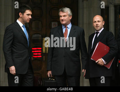 Der Anwalt des Gerichtsmediziners Jonathan Hough (links), Ian Burnett QC (Mitte) und Nichola Hilliard (rechts) trifft am Royal Courts of Justice im Zentrum von London ein, um den Eröffnungstag der Untersuchung des Todes von Diana, der Prinzessin von Wales, und Dodi Al-Fayed zu eröffnen. Stockfoto