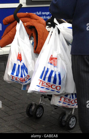 Generisches Bild von Tesco Tragetaschen auf der Rückseite eines Kinderwagen. Stockfoto