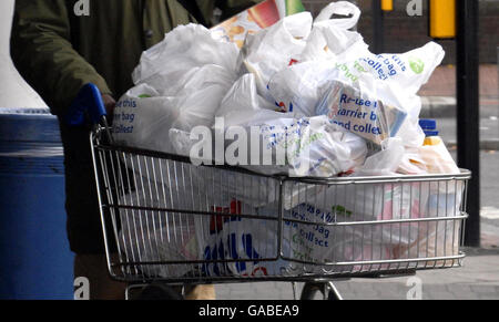 Tesco enthüllt die Gewinne der Stoßstange. Generisches Bild von Tesco Tragetaschen in einem Einkaufswagen. Stockfoto