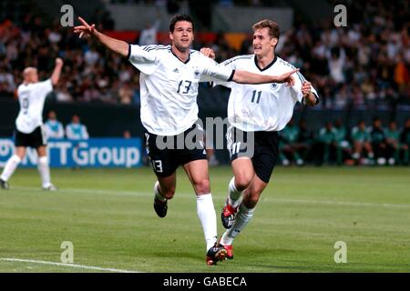 l-r; der deutsche Michael Ballack feiert sein drittes Tor mit dem Hattrick-Mann Miroslav Klose Stockfoto