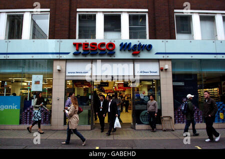 Tesco enthüllt die Gewinne der Stoßstange. Generisches Bild eines Tesco Metro-Stores im Zentrum von London. Stockfoto