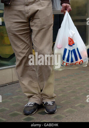 Generisches Bild einer Person, die eine Tesco Tragetasche vor einem Geschäft im Zentrum von London trägt. Stockfoto