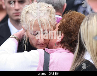 Mary Murray, die Witwe von Feuerwehrmann Brian Murray, bei seinem Begräbnis in Bray Co.Wicklow. Stockfoto