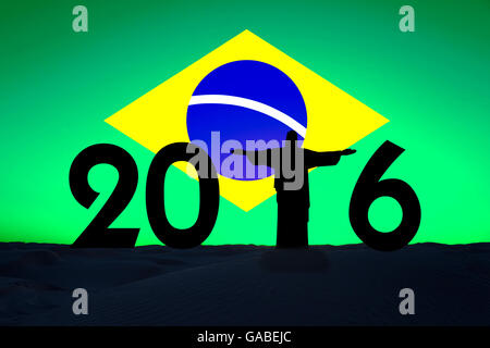 2016, Silhouette die Christusstatue in Rio De Janeiro, brasilianische Flagge im Hintergrund Stockfoto