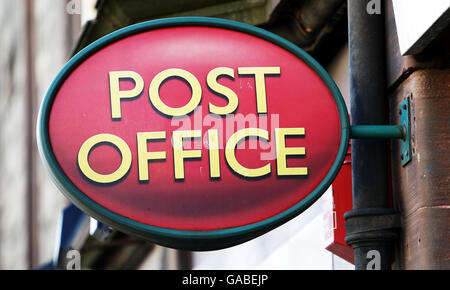 Allgemeine Ansicht eines Schildes vor einem Postamt in Edinburgh, das als öffentliche Konsultation zur Schließung von 2,500 Filialen im Vereinigten Königreich angesehen wird. Stockfoto