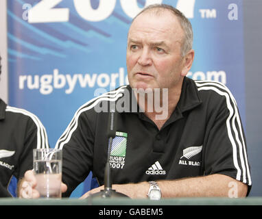 All Blacks Coach Graham Henry spricht mit der Presse während einer Pressekonferenz im Vale, Henson, Vale of Glamorgan. Stockfoto