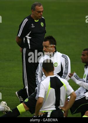 Chelsea-Manager Avram Grant (Rückseite) wacht über John Terry, Ashley Cole und Joe Cole Stockfoto