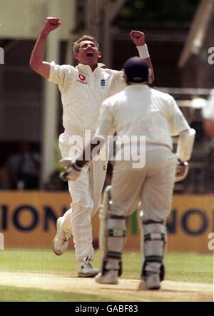 Cricket - England - Sri Lanka - Zweiter npower Test - Vierter Tag. Der englische Andrew Caddick feiert das Dickicht von Hashan Tillakatne aus Sri Lanka Stockfoto