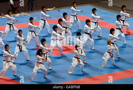 Leichtathletik - 2007 World Taekwondo Peking Olympic Qualification - MEN Arena. Das koreanische Tigers Demonstrationsteam treten während der Olympischen WM 2007 in Peking in der MEN Arena in Manchester auf. Stockfoto