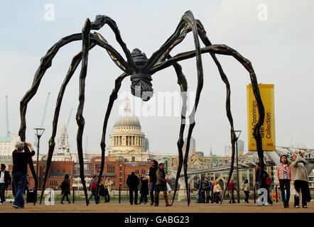 Eine Skulptur der in Frankreich geborenen Künstlerin Louise Bourgeois einer riesigen Spinne, Maman 1999, steht vor der Tate Modern Galerie in London. Stockfoto