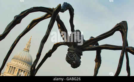 Eine Skulptur der in Frankreich geborenen Künstlerin Louise Bourgeois einer riesigen Spinne, Maman 1999, steht vor der Tate Modern Galerie in London. Stockfoto