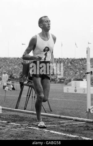 Der australische Herb Elliott überquert die Ziellinie, um Gold zu gewinnen Auf der Meile Stockfoto