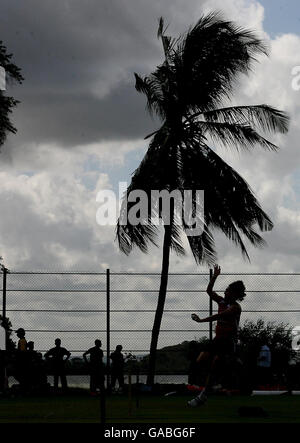 Der englische Ryan Sidebottom läuft während einer Nets-Session im Rangiri Dambulla International Cricket Stadium, Danbulla, Sri Lanka. Stockfoto