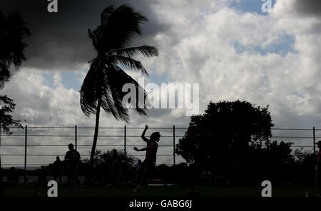 Cricket - England Net Session - Rangiri Dambulla International Cricket Stadium. Der englische Ryan Sidebottom läuft während einer Nets-Session im Rangiri Dambulla International Cricket Stadium, Danbulla, Sri Lanka. Stockfoto