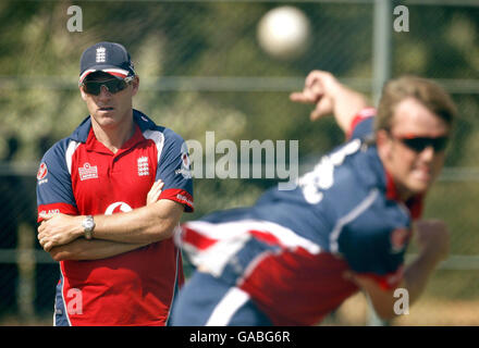 England-Trainer Peter Moores beobachtet Graeme Swann während einer Nets-Session im Rangiri Dambulla International Cricket Stadium, Danbulla, Sri Lanka. Stockfoto