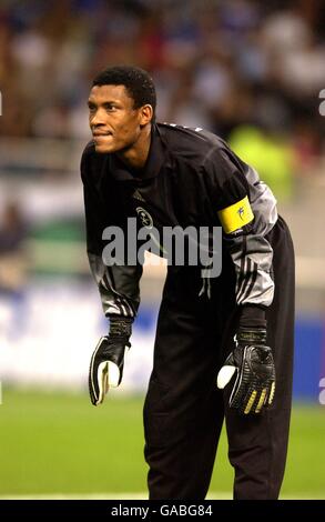 Fußball - FIFA Fußball-Weltmeisterschaft 2002 - Gruppe E - Kamerun gegen Saudi-Arabien. Saudi-Arabiens Torhüter Mohammed Al Deayea Stockfoto