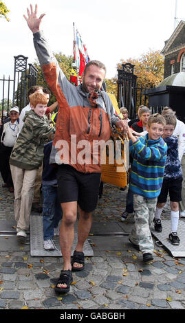 Jason Lewis beendet seine menschlich angetriebene Weltreise am Greenwich Meridian in Greenwich, London. Stockfoto