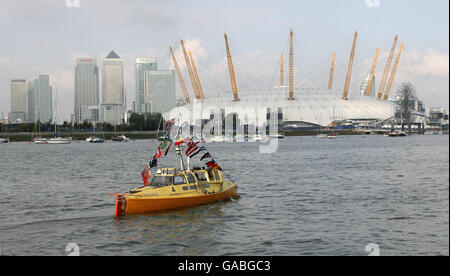 Jason Lewis beendet seine menschlich angetriebene Weltreise am Greenwich Meridian in Greenwich, London. Stockfoto