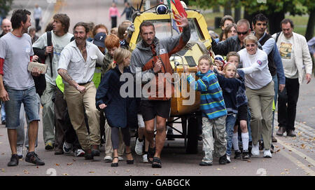 Jason Lewis zieht sein Boot, nachdem er seine vom Menschen angetriebene Weltreise am Greenwich Meridian in Greenwich, London, beendet hat. Stockfoto