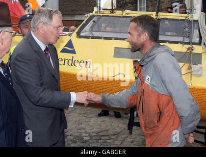 Jason Lewis trifft seine Königliche Hoheit, den Herzog von Gloucester, nachdem er seine menschliche Energie um die Weltreise am Greenwich Meridian in Greenwich, London, abgeschlossen hatte. Stockfoto