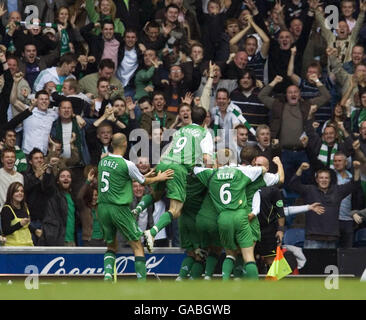 Hibernian feiern, nachdem David Murphy beim Clydesdale Bank Scottish Premier League Spiel im Ibrox Stadium, Glasgow gegen die Rangers punktet. Stockfoto