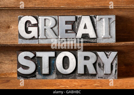 tolle Geschichte Satz aus metallischen Buchdruck auf Tablett aus Holz hergestellt Stockfoto