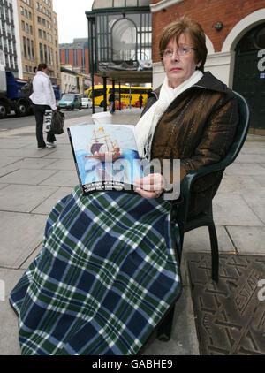 Margaret Haddock, 64, aus Belfast, liegt vor dem Grand Opera House in Belfast. Stockfoto