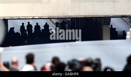 Die Jury von der Untersuchung des Todes von Diana, Prinzessin von Wales und Dodi Fayed im Tunnel Pont de l'Alma in Paris, wo der Mercedes, in dem das Paar unterwegs war, zusammenbrach. Stockfoto