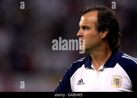 Fußball - FIFA Fußball-Weltmeisterschaft 2002 - Gruppe F - Argentinien gegen England. Argentiniens Trainer Marcelo Bielsa Stockfoto